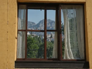 I vetri della cucina si sporcano subito? Il trucco per farli restare puliti più a lungo