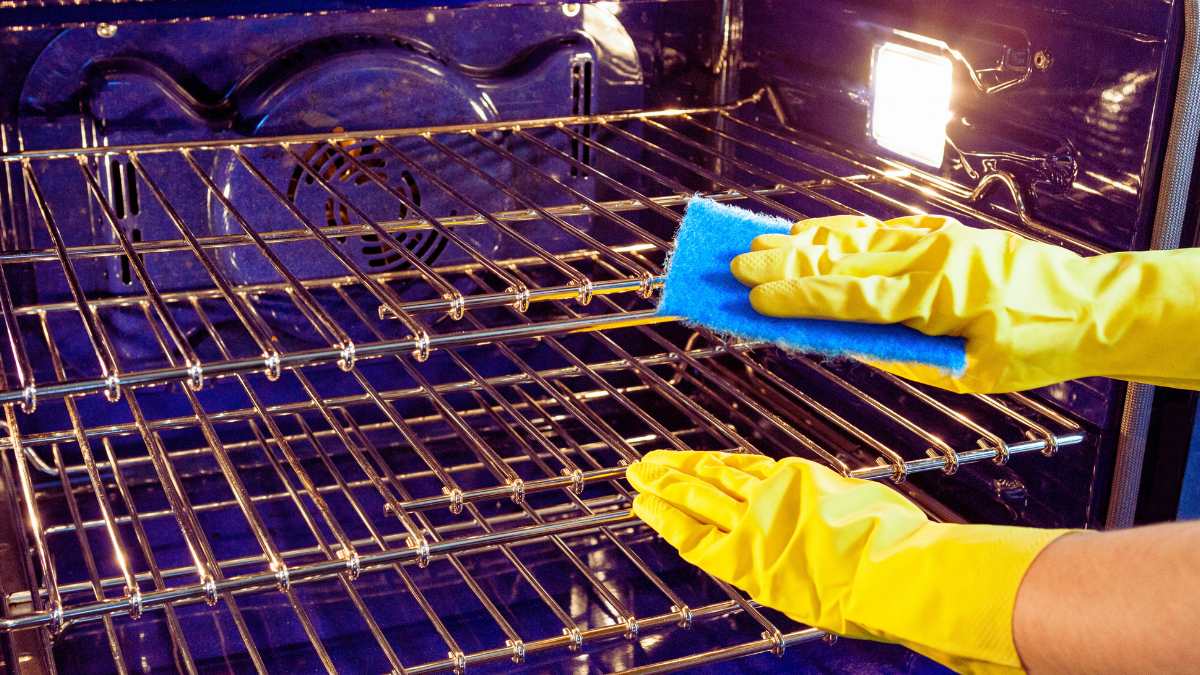 Il forno incrostato dopo giorni? C’è un passaggio che fa davvero la differenza